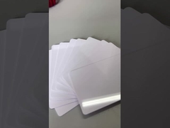 Efek kartu dilaminasi oleh pelat berkilau