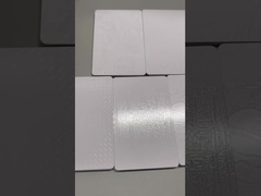 Plat baja lapis berpola atau tekstur dalam laminator kartu