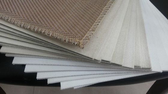Isolasi Lapisan Laminasi Kartu PVC Dengan Lapisan Felt Woolen Dan Karet Silicon Hitam